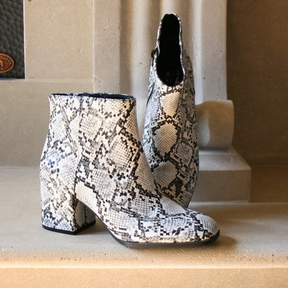 Mix No. 6 Boot  Black/White Size 9 1/2 M (NWOT)